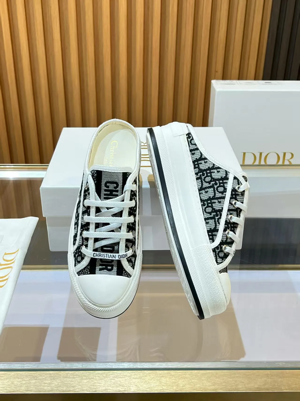 Factory direct sales p520🐘🐘Women's shoes Women's clothing 2025 Walk'n'Dior embroidered mid-top casual shoes are new. On the fashion stage, Dior embroidered shoes are the well-deserved protagonist. Delicate stitching is used on the upper, every stitch is devoted to the craftsman's efforts, and every thread is woven with artistic poetry. From complex floral patterns to smart geometric textures, embroidery is like the magic that gives shoes life, allowing them to show dynamic beauty even in static conditions.   Wearing Dior embroidered shoes feels like stepping into a dream world full of art. It is not only a pair of shoes, but also a walking piece of art that perfectly integrates fashion and culture. Whether you are strolling on the bustling city streets or attending important social occasions, Dior embroidered shoes can add unique charm to your style and become the focus of everyone's attention.   Choosing Dior embroidered shoes means choosing a persistent pursuit of quality and a unique understanding of fashion. Let it accompany you through every wonderful moment and leave your own fashion mark.  Material: Sheepskin lining, feet, silk cowhide, size 35-41, heel height 5cm